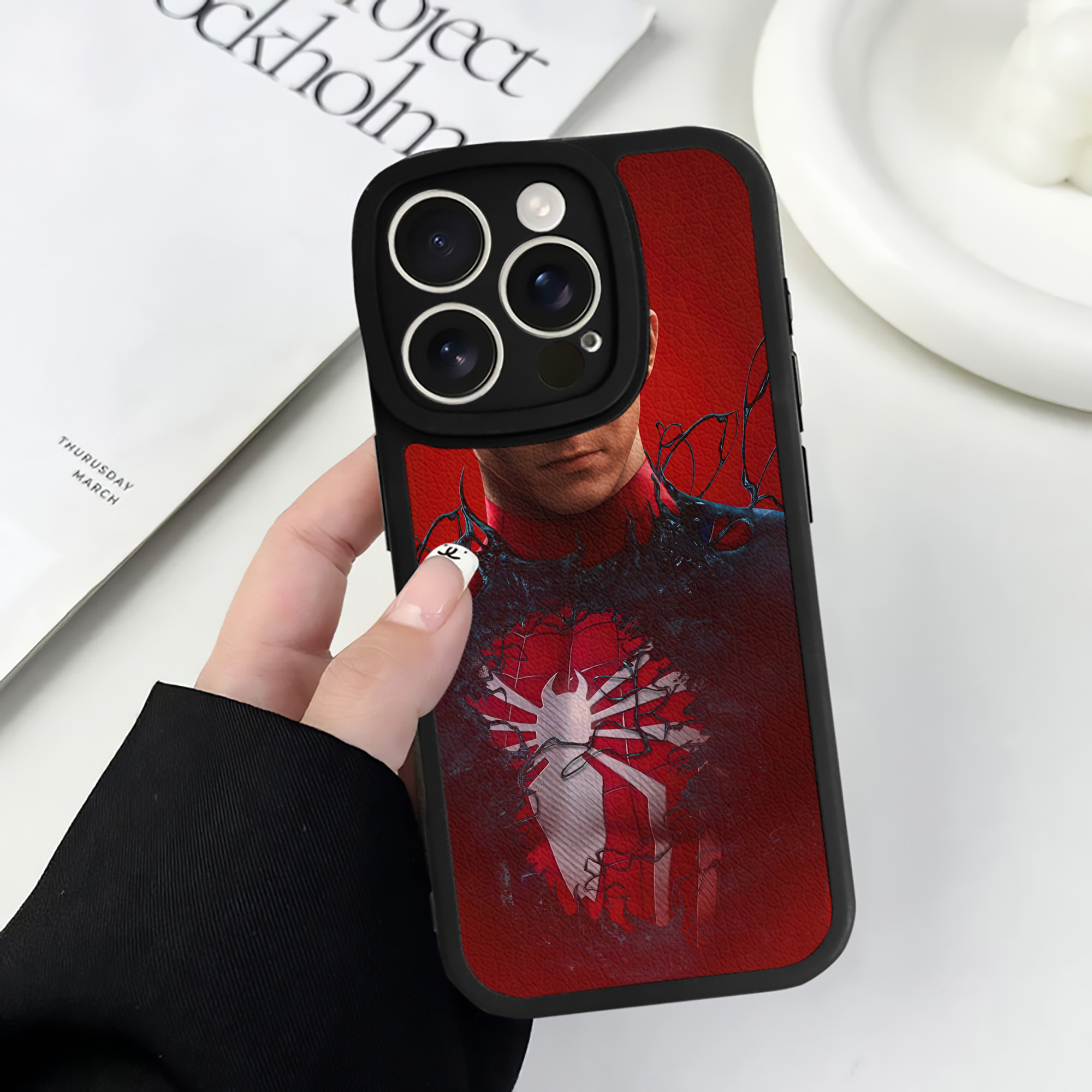 （画像用） Spider Man スパイダーマン 【iPhone 16シリーズ対応】シリコンスマホケース（レザー調） 材質：シリコン